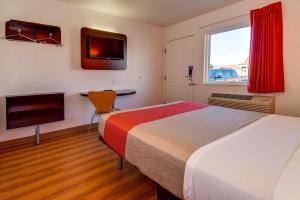 里弗赛德里弗赛德南6号汽车旅馆的酒店客房设有两张床和电视。