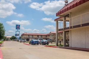 梅斯基特Motel 6-Mesquite, TX - Rodeo - Convention Ctr的酒店门前设有停车场,可停放汽车