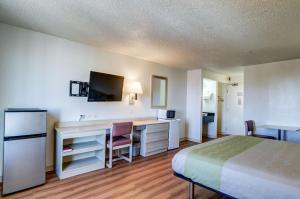 格林伍德村丹佛南 - 科技中心6号汽车旅馆的配有一张床和一张书桌的酒店客房