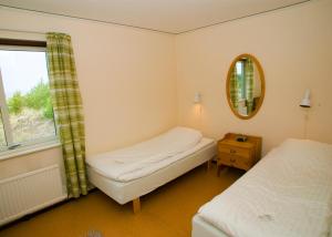 托弗塔托弗塔斯塔昂德鹏斯昂纳特酒店的客房设有两张床、镜子和窗户。