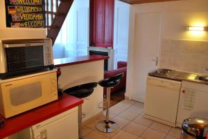 里昂本园公寓的厨房配有微波炉和带凳子的台面。