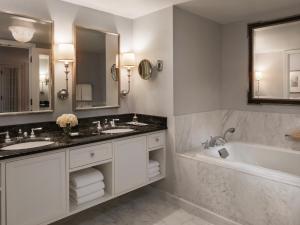 波士顿波士顿四季酒店的浴室配有两个盥洗盆、浴缸和浴缸。