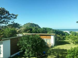 蜜岛Casa da Ilha do Mel - Pousada de Charme的海景度假屋