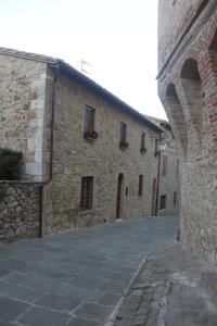 卡斯蒂戈隆·多尔希亚Alla Porta di Sopra的老石头建筑中的一条小巷