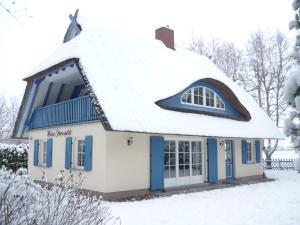 奥茨塞巴德·迪尔哈根Ferienhaus Mine Sehnsucht的雪覆盖的屋顶房屋