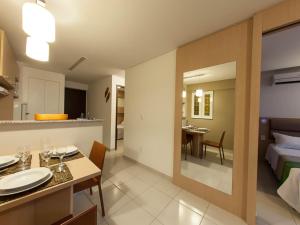 福塔莱萨沙滩克拉斯服务公寓的酒店客房 - 带一张床和用餐室