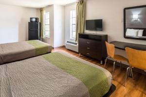 阿林顿阿灵顿6号一室公寓酒店的酒店客房设有两张床和一台平面电视。
