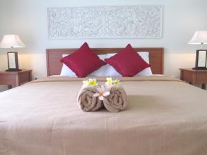 沙努尔莫娜民宿的一间卧室配有一张带鲜花的大床