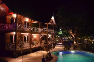 吉利特拉旺安宁静海滩别墅的一家晚上在游泳池前的酒店