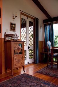 WairoaThe Cottage的客厅设有木柜和门