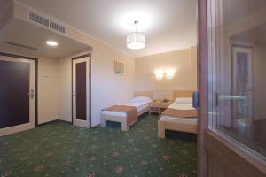利沃夫Advenus Hotel的一间医院房间,设有两张床和走廊