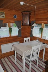 奥萨Orsastuguthyrning-Viborg的小屋内带桌椅的用餐室