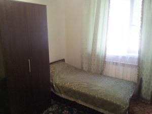 派蒂哥斯卡Квартира on Vlasova 23的卧室设有靠窗的床