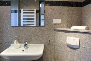 诺德代希Pension Nordsee的一间带水槽和镜子的浴室