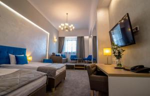 扎莫希奇Hotel Arte的酒店客房设有两张床和一台平面电视。