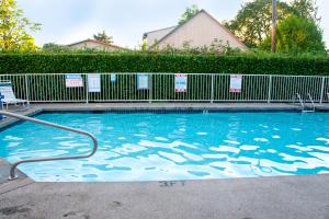 Parkrose俄勒冈州波特兰一室公寓6号酒店的一座带金属围栏的大型游泳池