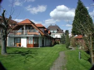 哈格瑙Strandhaus Hagnau的前面有绿色草坪的大房子