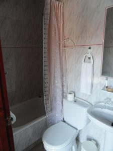 奇克拉纳－德拉弗龙特拉拉坎帕旅馆的浴室配有卫生间、浴缸和水槽。