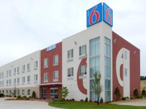 卡图萨Motel 6-Tulsa, OK的一座建筑的顶部有一个钟楼