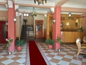 马特鲁港马沙马特鲁亚德里亚酒店的大堂设有红色柱子和红地毯