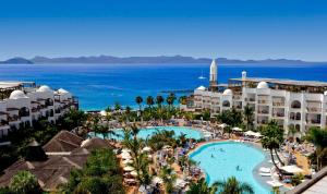 普拉亚布兰卡杨扎公主套房度假酒店的享有带游泳池的度假村的空中景致