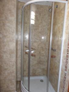库斯科殖民地皮瓦背包客旅舍的浴室里设有玻璃门淋浴
