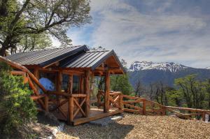 佩休尼亚镇Paraiso de Montaña的小木屋的背景是群山