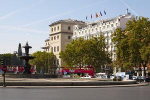 马德里正午酒店的街道中间有喷泉的建筑物