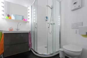 维也纳比穆丽城高级公寓的带淋浴和卫生间的白色浴室