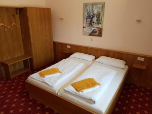 艾森纳赫Hotel - Restaurant Sophienaue的一间卧室配有一张床,上面有两条毛巾