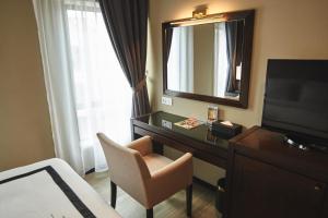 古来科西嘉岛酒店的酒店客房配有带镜子和椅子的书桌