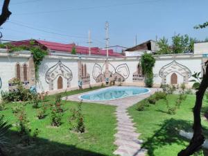 撒马尔罕撒马尔罕拉蒂夫酒店的一面有画的房子