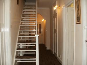 希灵登伦敦希思罗机场宾馆的走廊上的螺旋楼梯,有白色的栏杆