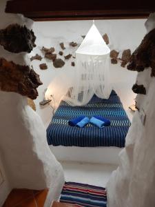 FemésLa Casa Caldera的客房配有带蓝色枕头的床。