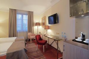比亚韦斯托克布兰尼基酒店的配有一张床和一张书桌的酒店客房