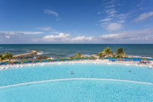 卢西牙买加帕拉丢姆度假村及Spa全包大酒店的海滩旁的大型游泳池