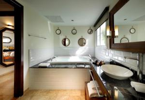 卢西Grand Palladium Lady Hamilton Resort & Spa - All Inclusive的带浴缸和盥洗盆的浴室