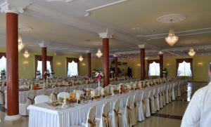 华沙卡特旅馆的长宴会厅配有白色的桌椅
