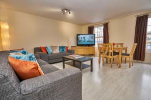 爱丁堡Haymarket Residence的客厅配有沙发和桌子