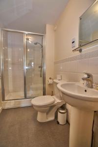 爱丁堡Haymarket Residence的浴室配有卫生间、盥洗盆和淋浴。