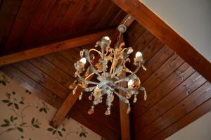 托尔拉Casa Montse的吊灯挂在木天花板上