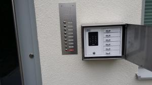 慕尼黑派里欧最佳服务公寓酒店的一道带门的墙,有控制板