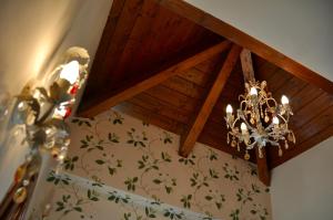托尔拉Casa Montse的吊灯悬挂在木制天花板上