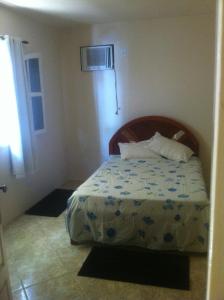 阿拉夏奇巴海滩Pousada Cibeles的卧室配有一张床