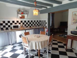 Le Clos Des Livaudieres的厨房或小厨房