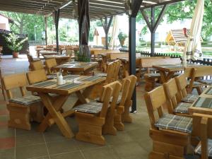 腓特烈港Hotel Heuschober的一间空餐厅,配有木桌和椅子
