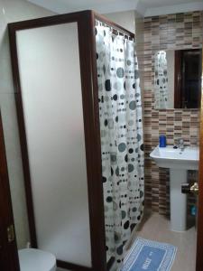 纳祖尔Hotel Mediterranee的带淋浴、卫生间和盥洗盆的浴室