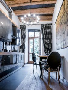 克拉科夫Leonardo 2的厨房配有餐桌和椅子