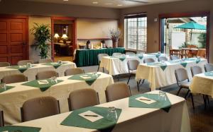萨克拉门托萨克拉门托拉克斯珀兰丁全套房酒店的一间摆放着桌椅和绿色餐巾的房间