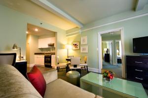 纽约宾凯酒店的客厅配有沙发和桌子